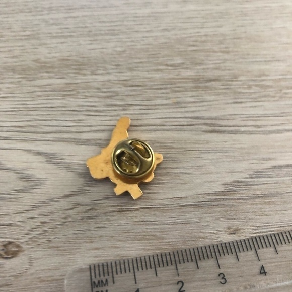 Vintage Bear Cross Label Pin - Picture 3 of 3